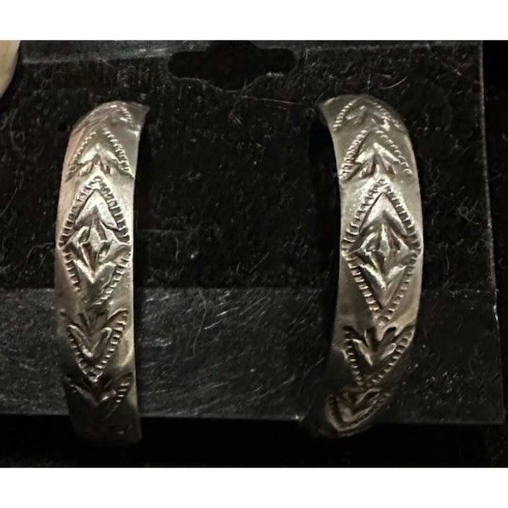 Vtg Navajo Arrow Sterling Silver Etched Half Hoop Earrings Hand Stamped 1.25”